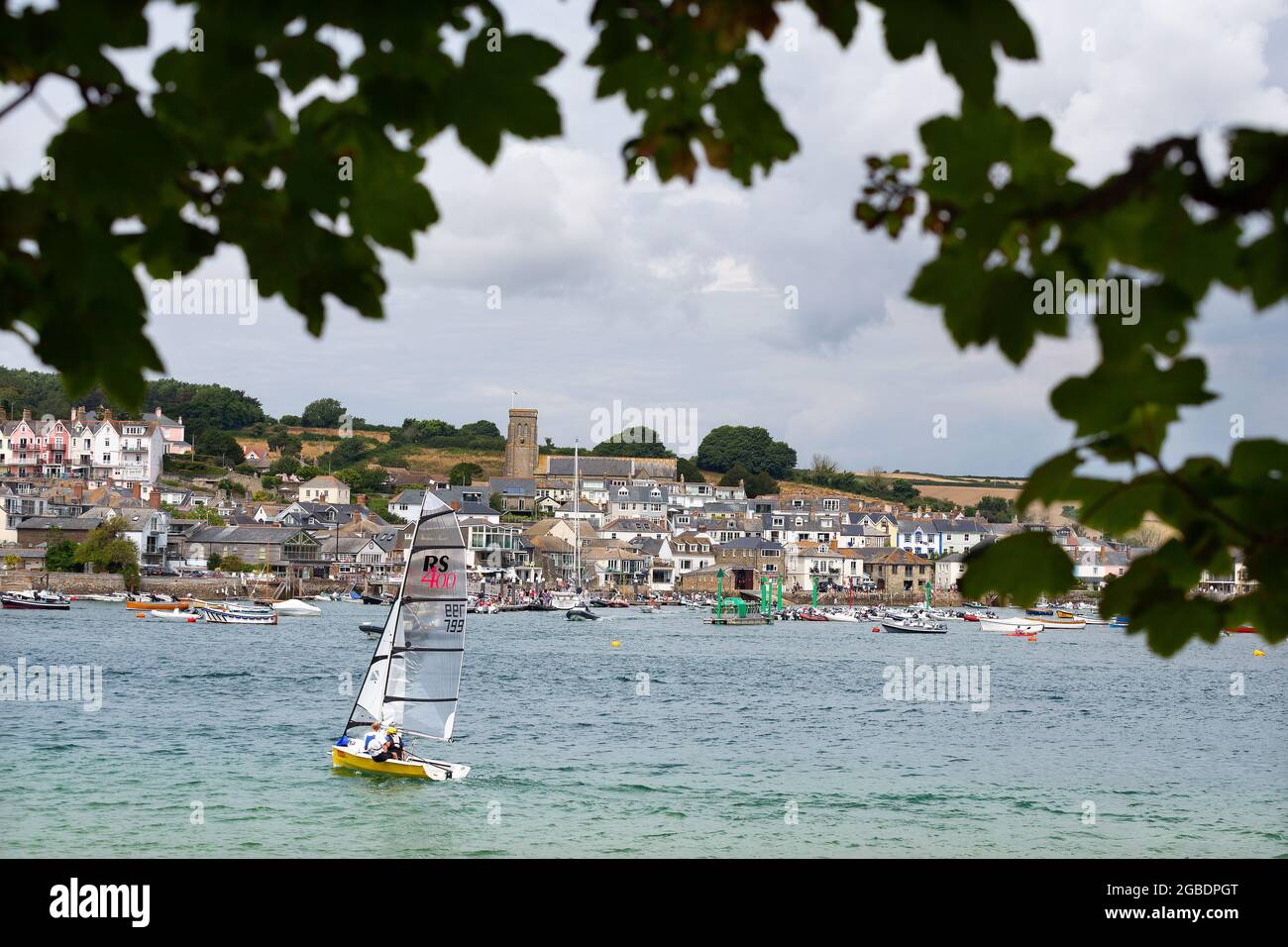 La vista di Salcombe nel Devon Sud con uno yacht in primo piano Foto Stock