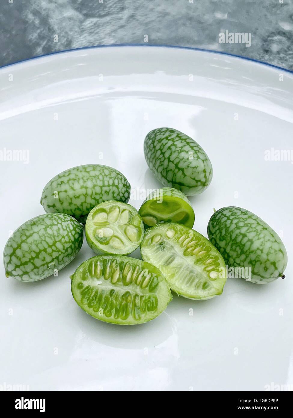 Cucamelon o Cetrioli Sour Gherkin messicani appena selezionati. Si tratta di acini, cetrioli acuminati, molto unici. Foto Stock