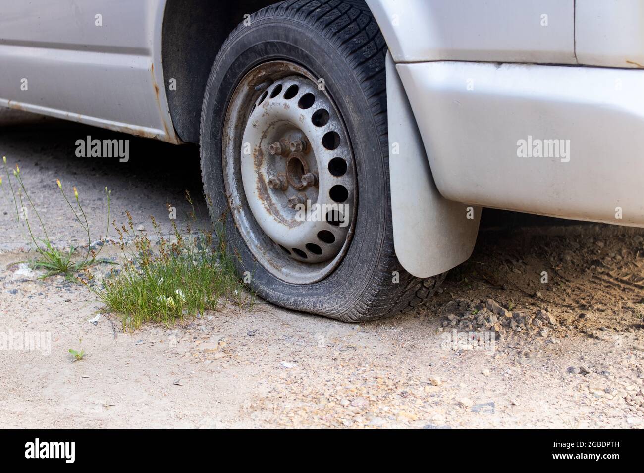 Una ruota sgonfia su una vettura da vicino Foto stock - Alamy