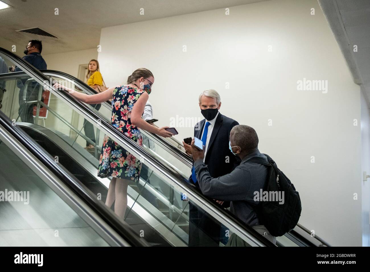 Washington, Stati Uniti d'America. 3 agosto 2021. Il senatore degli Stati Uniti Rob Portman (repubblicano dell'Ohio) cammina attraverso la metropolitana del Senato durante un voto al Campidoglio degli Stati Uniti a Washington, DC, martedì 3 agosto 2021. Credit: Rod Lamkey/CNP/Sipa USA Credit: Sipa USA/Alamy Live News Foto Stock