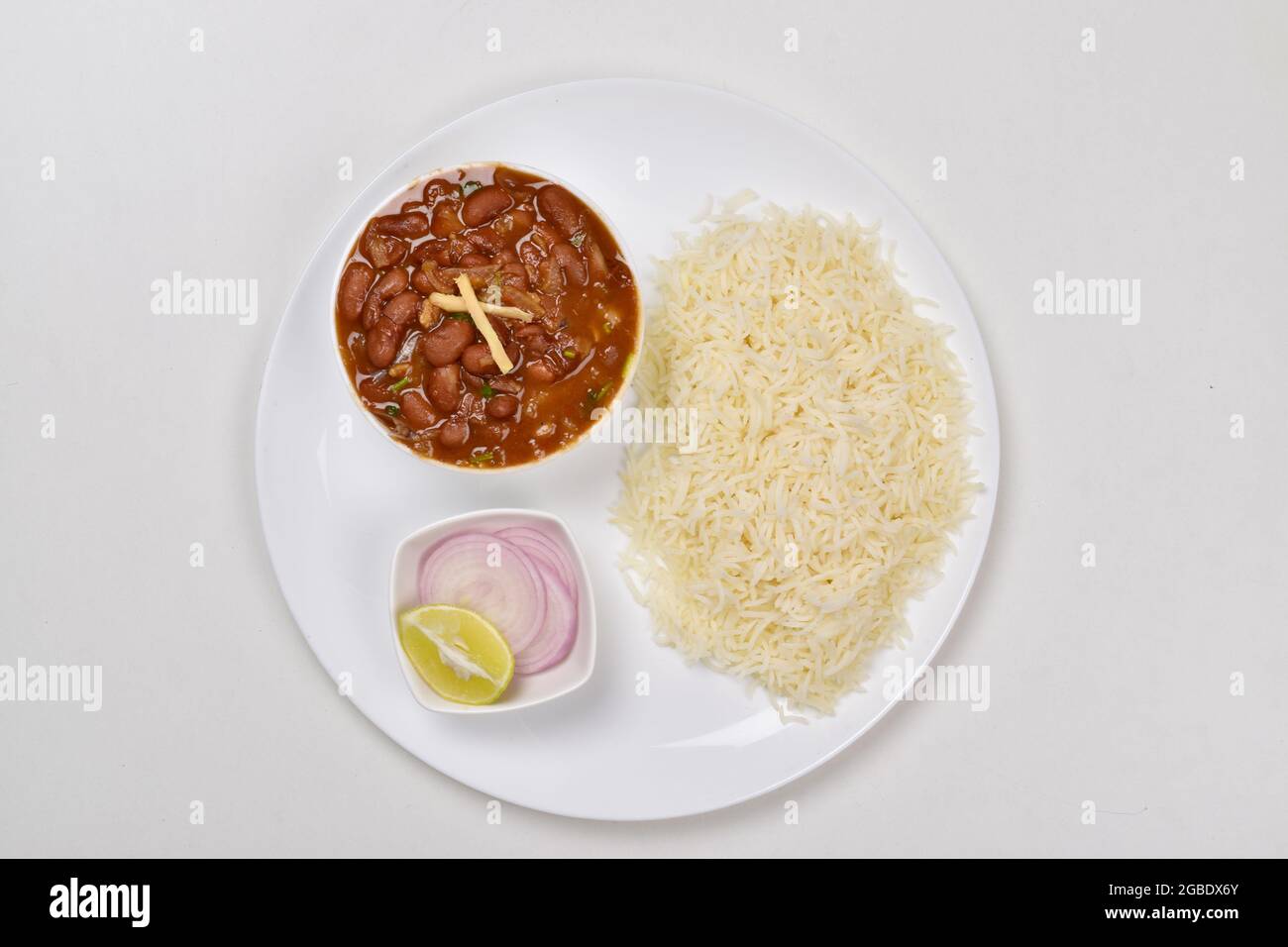 Vista dall'alto di Rajma Chawal con insalata in piatto isolato su sfondo bianco Foto Stock