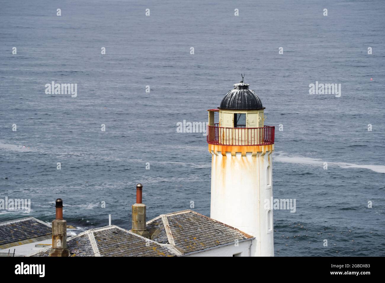 Faro a luce scarsa disusato sull'isola di maggio - Scozia Foto Stock