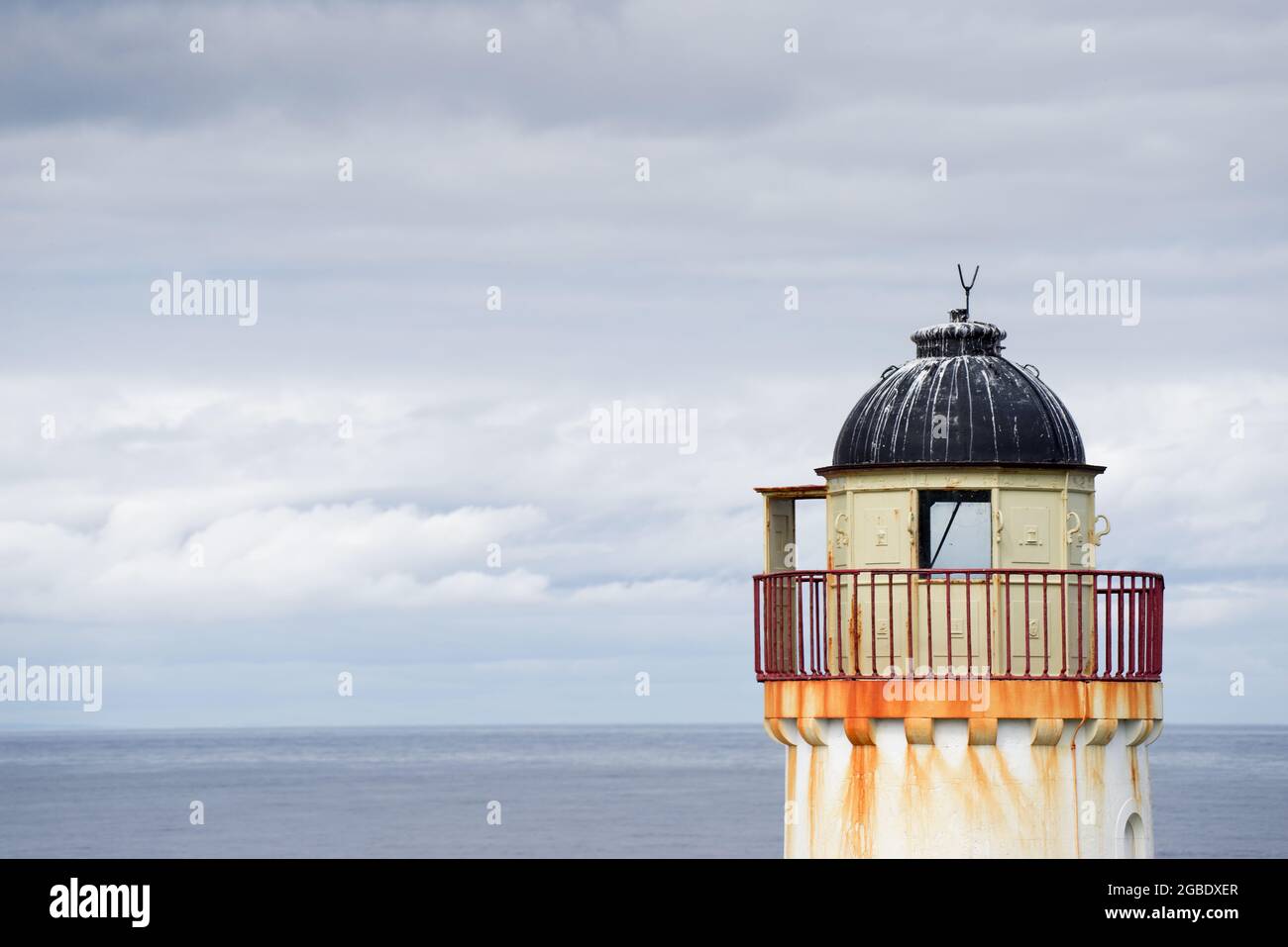 Faro a luce scarsa disusato sull'isola di maggio - Scozia Foto Stock