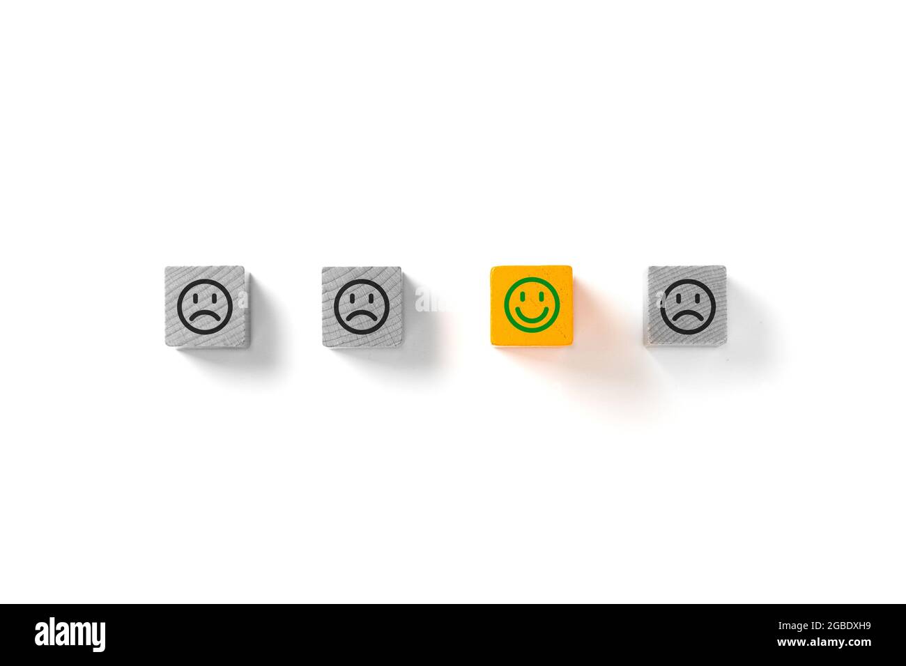 Concetto dei volti emoticon. Bianco e nero triste. A colori è felice. Quello, eleggere il meglio. Foto Stock