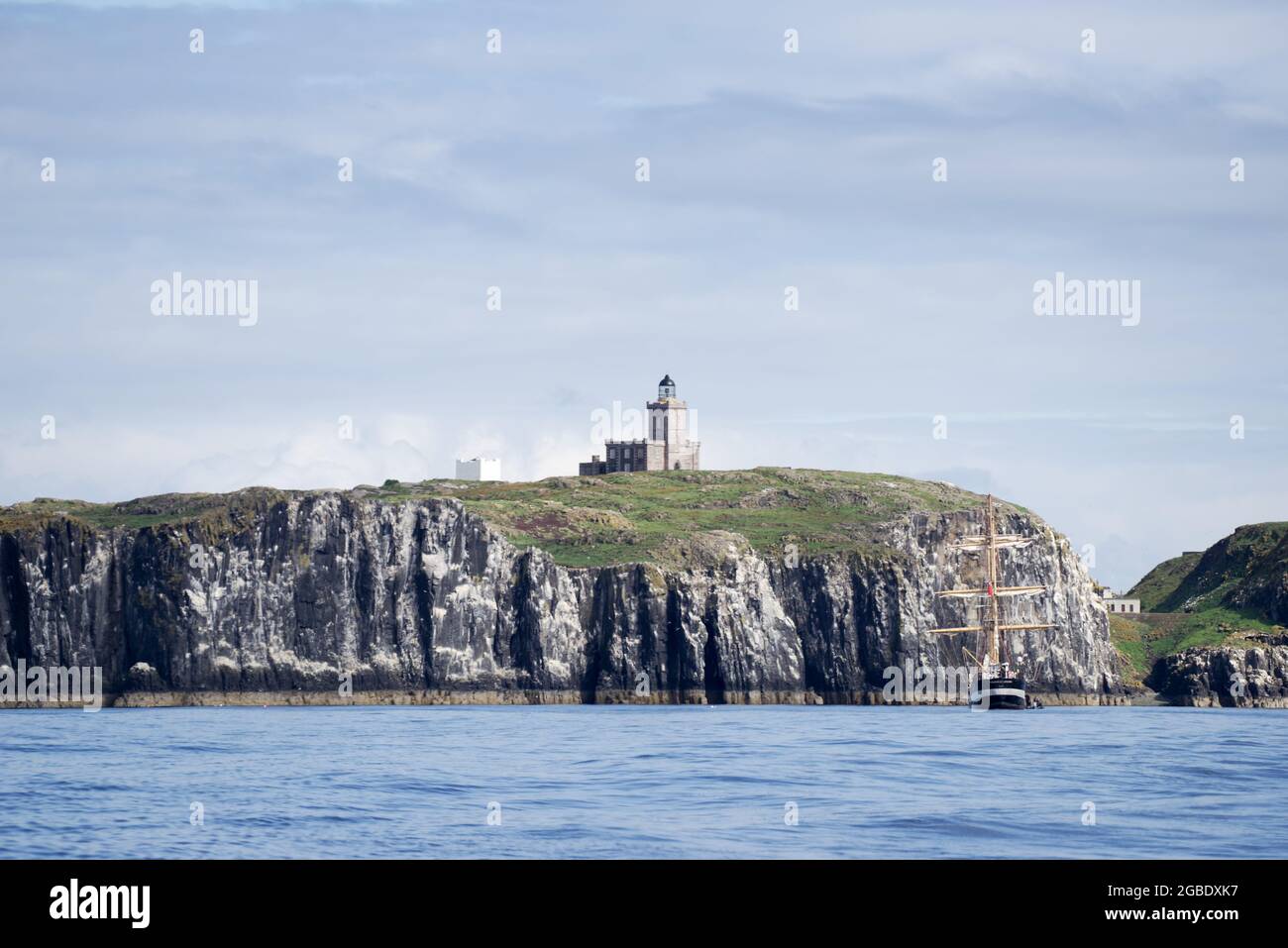 Vista dell'isola di maggio e del faro di Stevenson dal mare - Scozia, Regno Unito Foto Stock