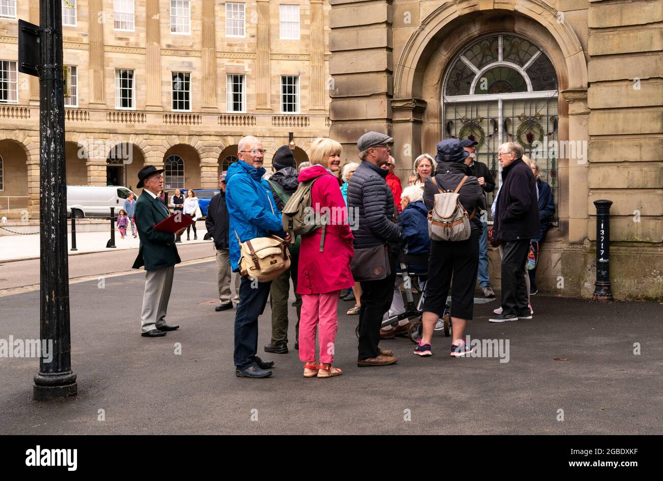 I turisti in visita guidata nella città termale del Derbyshire di Buxton Foto Stock