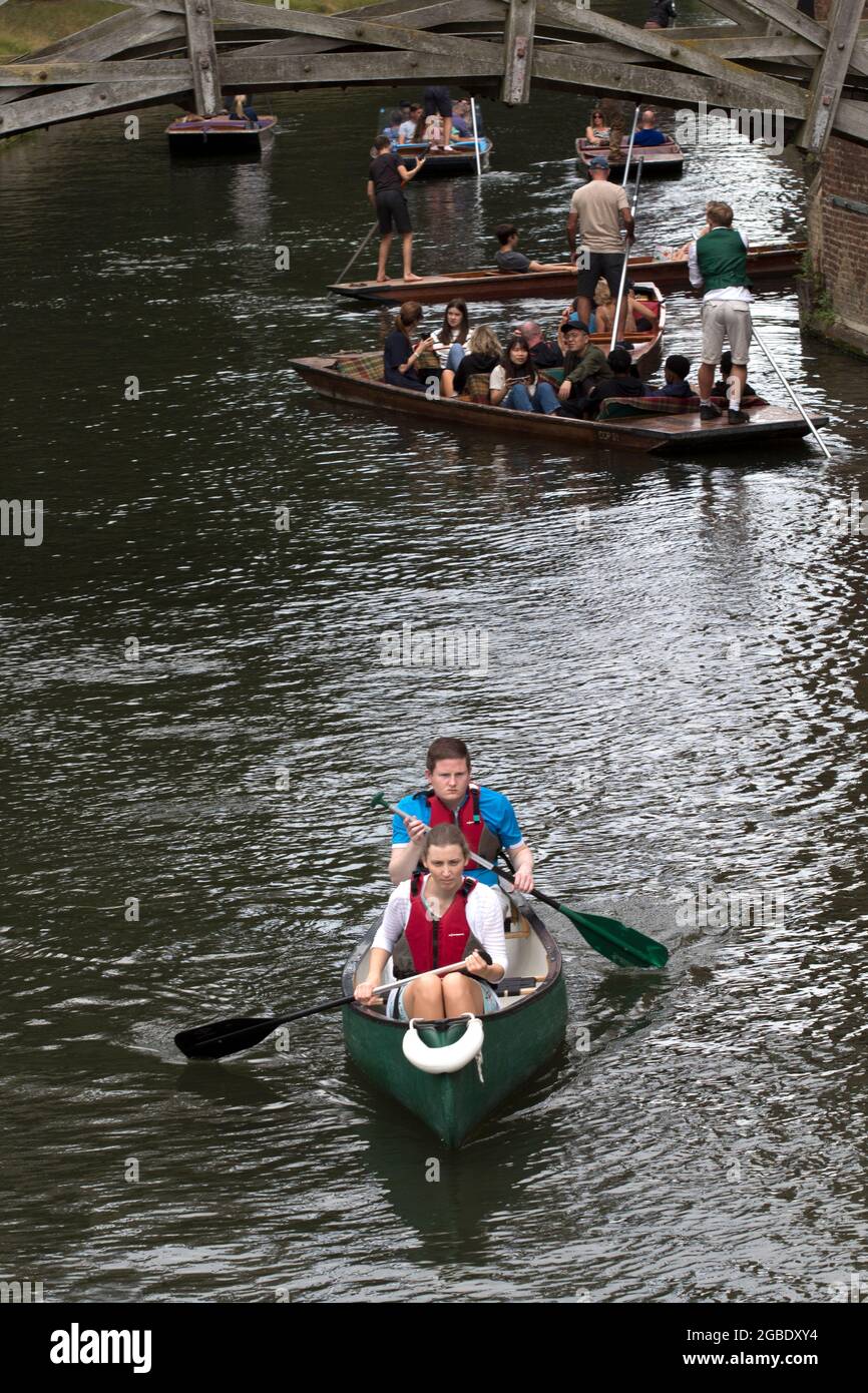 Punts Mathematical Bridge The Backs River Cam Cambridge Foto Stock
