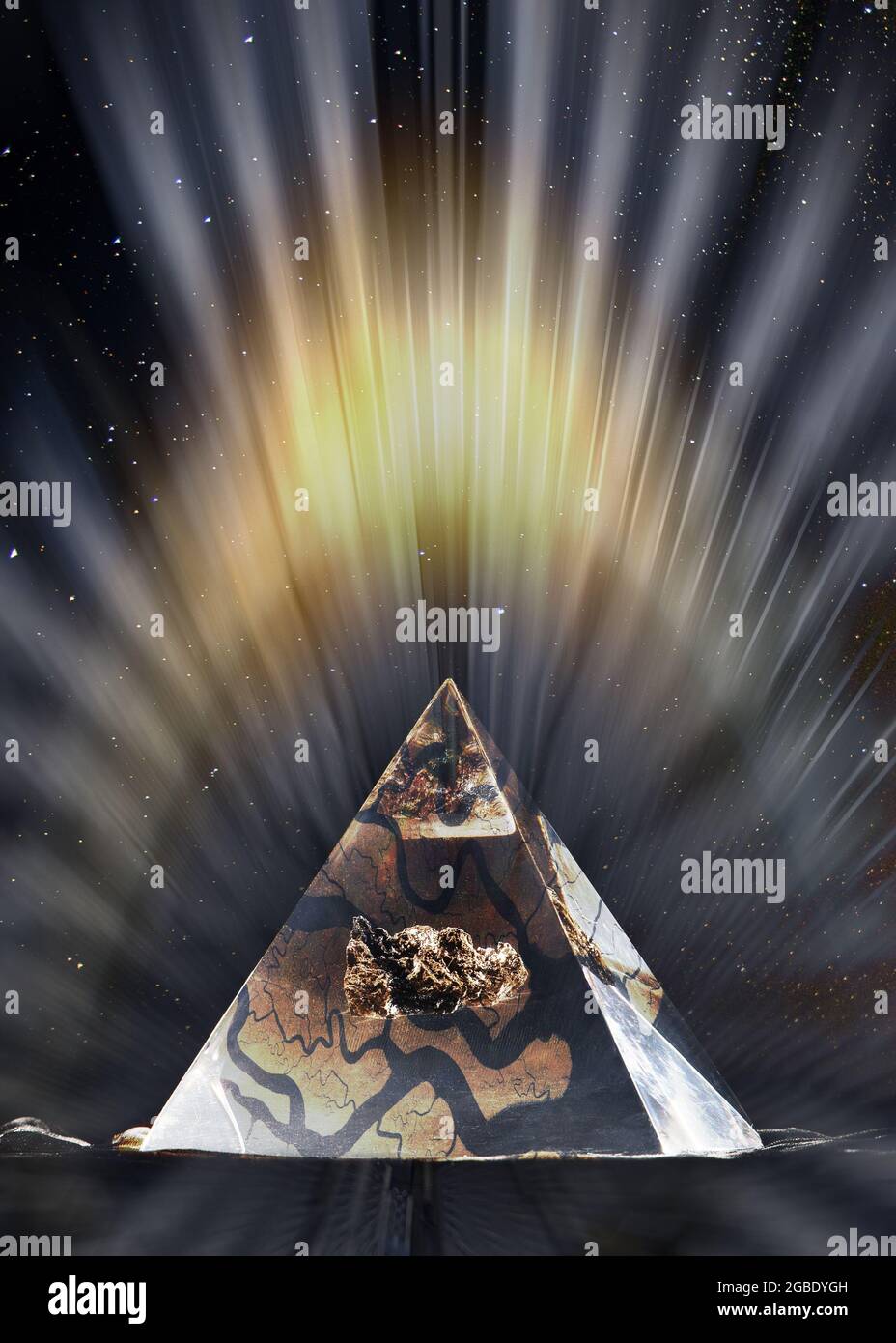 Simbolo di muratura piramidale in raggi di luce nella notte stellata. Elementi di questa immagine forniti dalla NASA. Foto Stock
