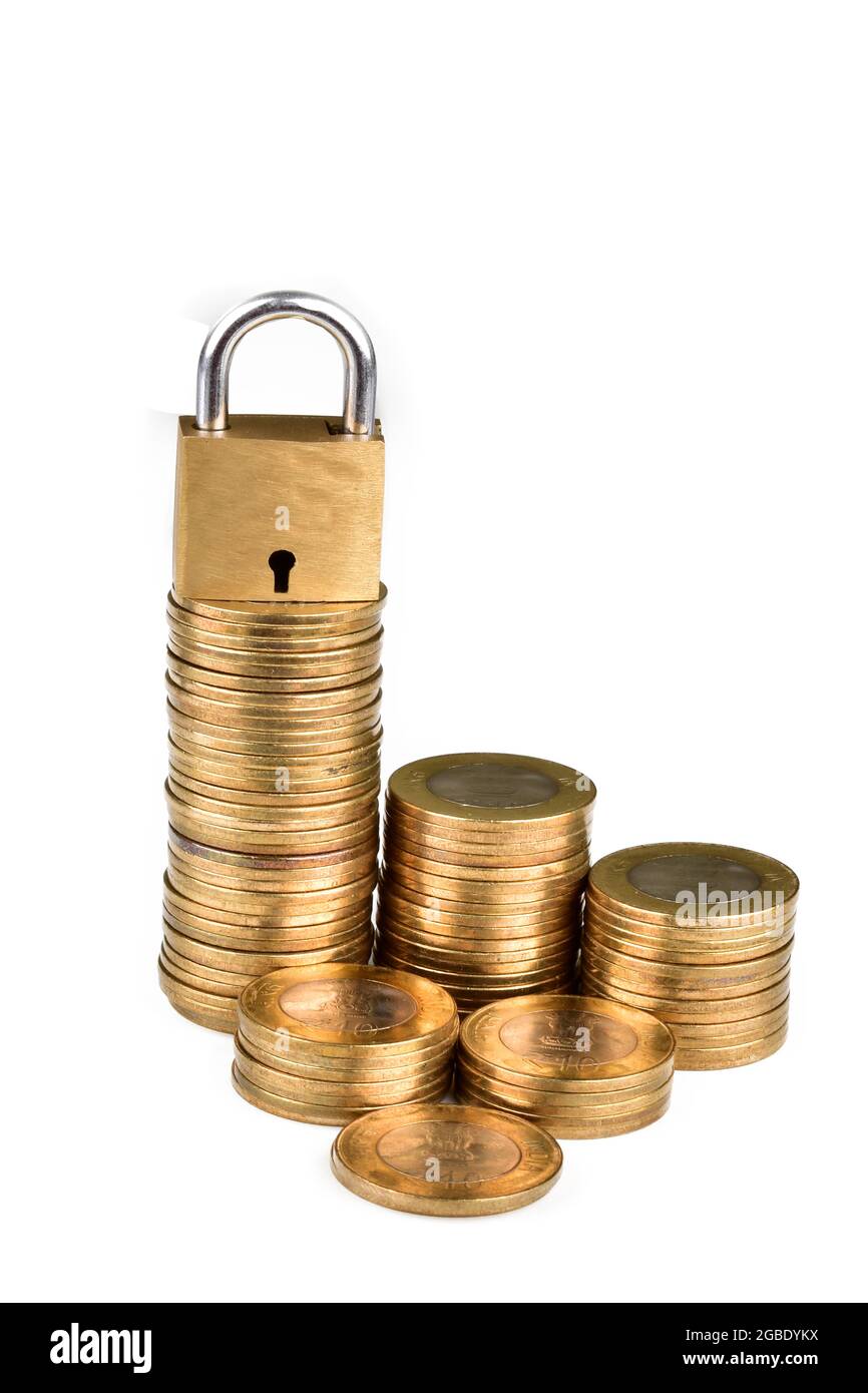 Concetto di sicurezza del denaro, Coin Stack con lucchetto isolato su sfondo bianco con Clipping Path Foto Stock