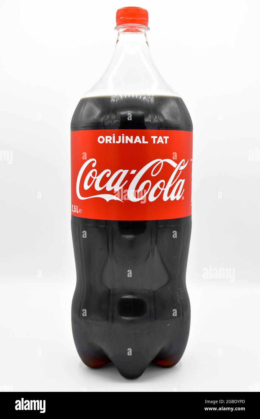 Il marchio di cola più bevente del mondo, bottiglia di plastica da 2.5 litri  Coca Cola venduta in Turchia, Istanbul marzo 09 2019 Foto stock - Alamy