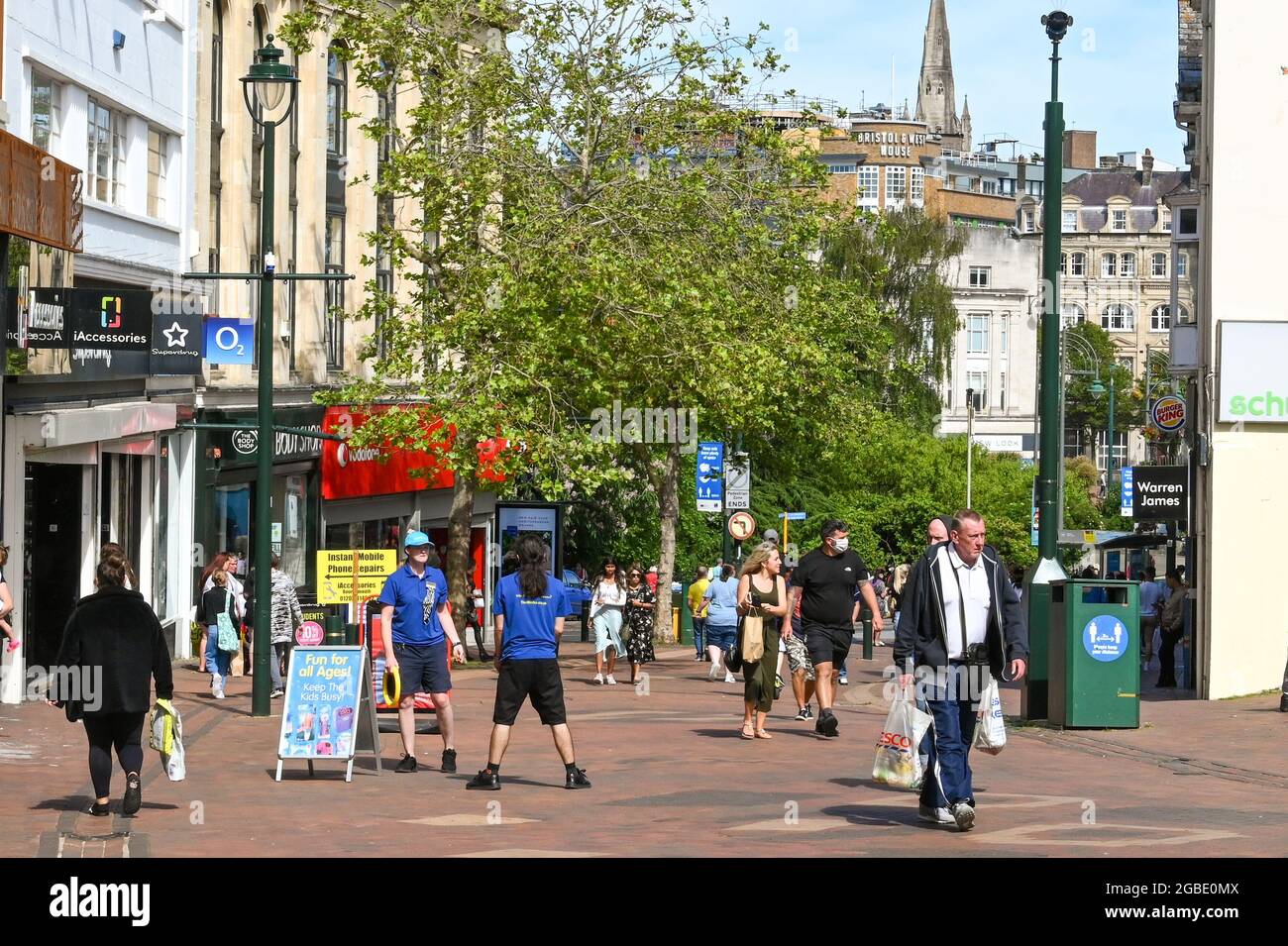 Bournemouth, Dorset, Inghilterra - Giugno 2021: Persone in una delle principali vie dello shopping nel centro di Bournemouth. Foto Stock