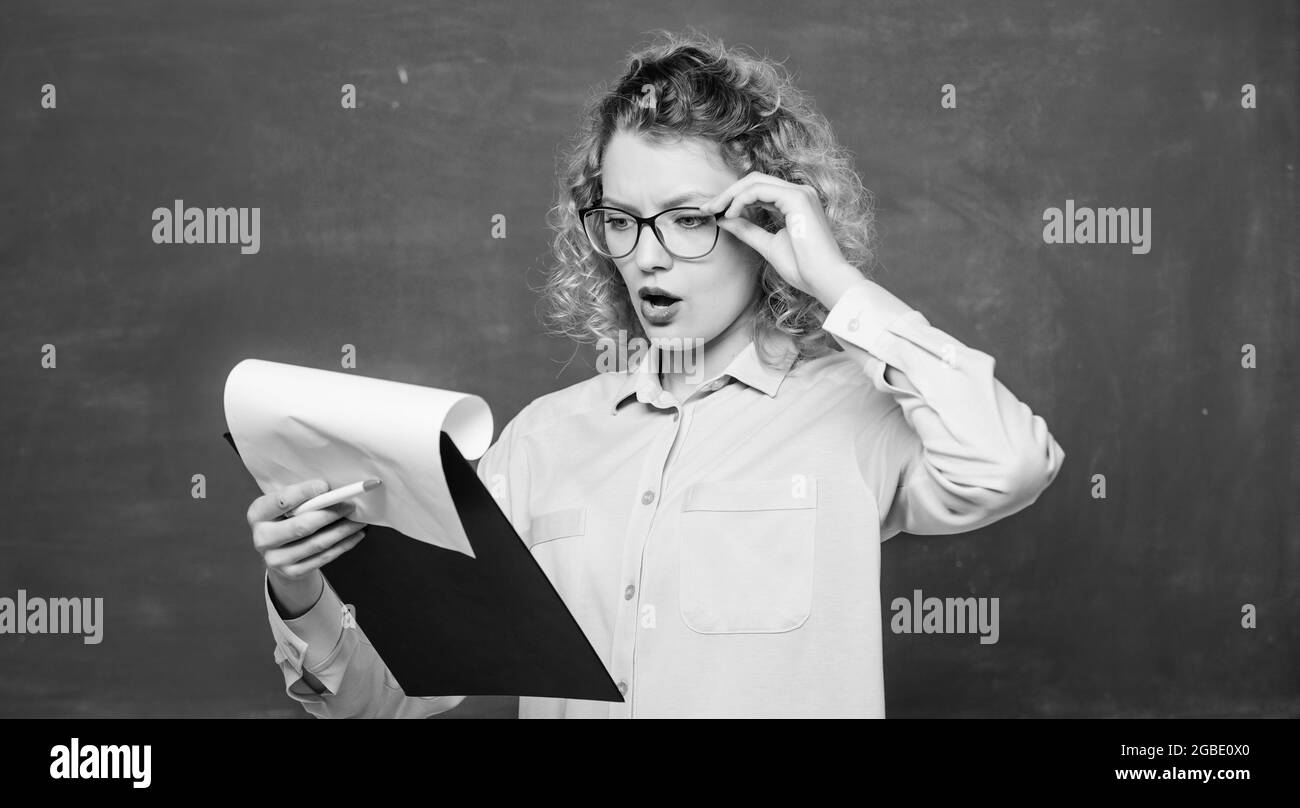 Leggere la ripresa dell'impressione. Leggi il profilo personale. Il tutor controlla i compiti. Stima del saggio dei candidati. Progetto scolastico. Insegnante di letteratura letto Foto Stock