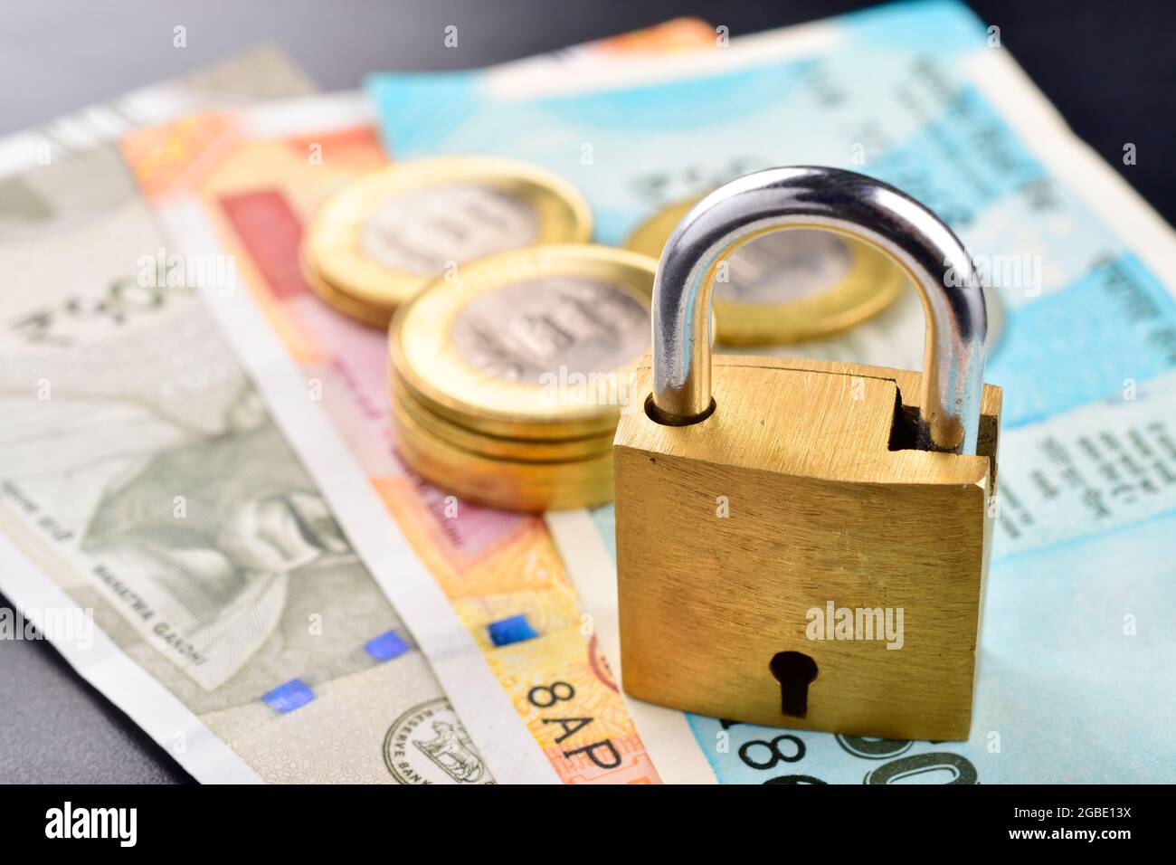 Lucchetto con valuta indiana Foto Stock