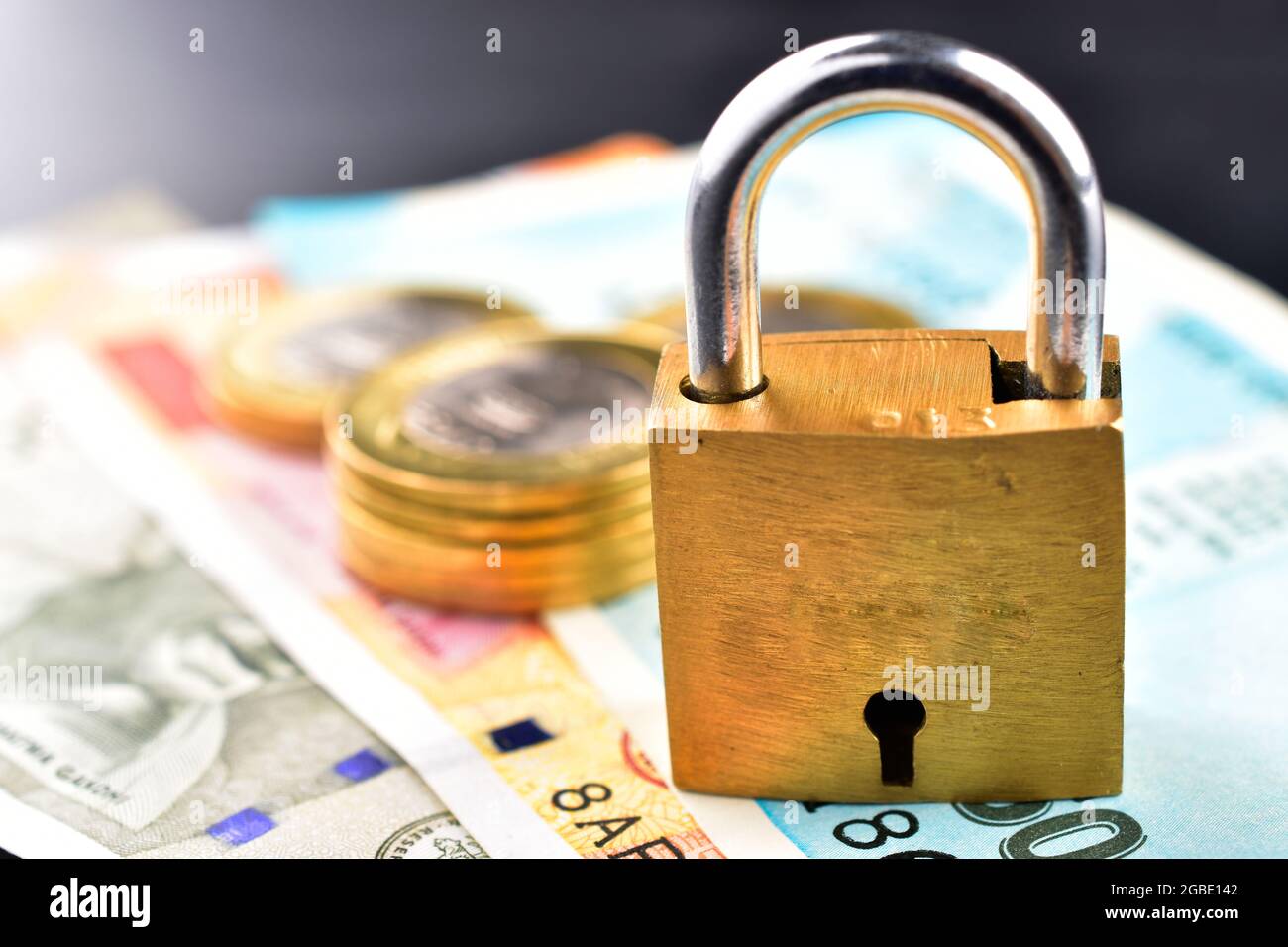 Lucchetto con valuta, sicurezza di pagamento Foto Stock
