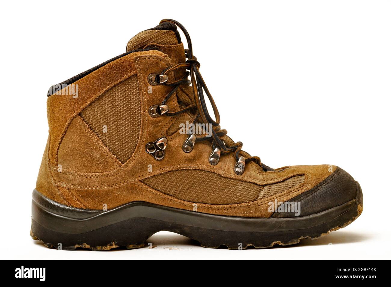 Scarpe da trekking e sfondo bianco, stivali da trekking Sturdy, scarpe da trekking forti Foto Stock