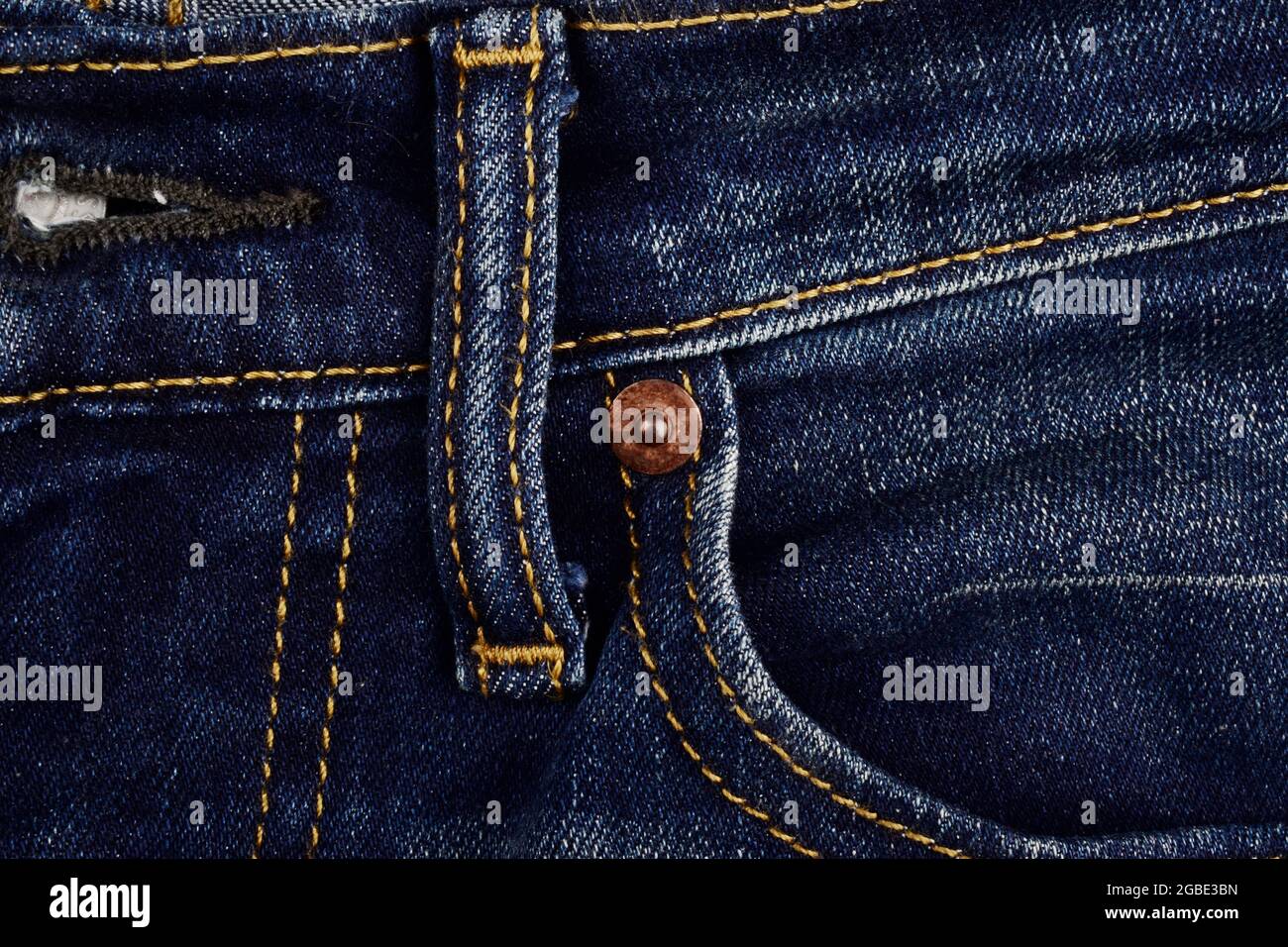 Imici con filettatura gialla su jeans Denim Foto Stock