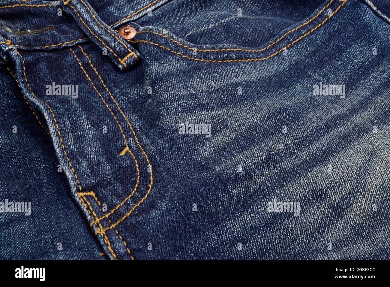 Primo piano di jeans denim stonewashed Foto Stock