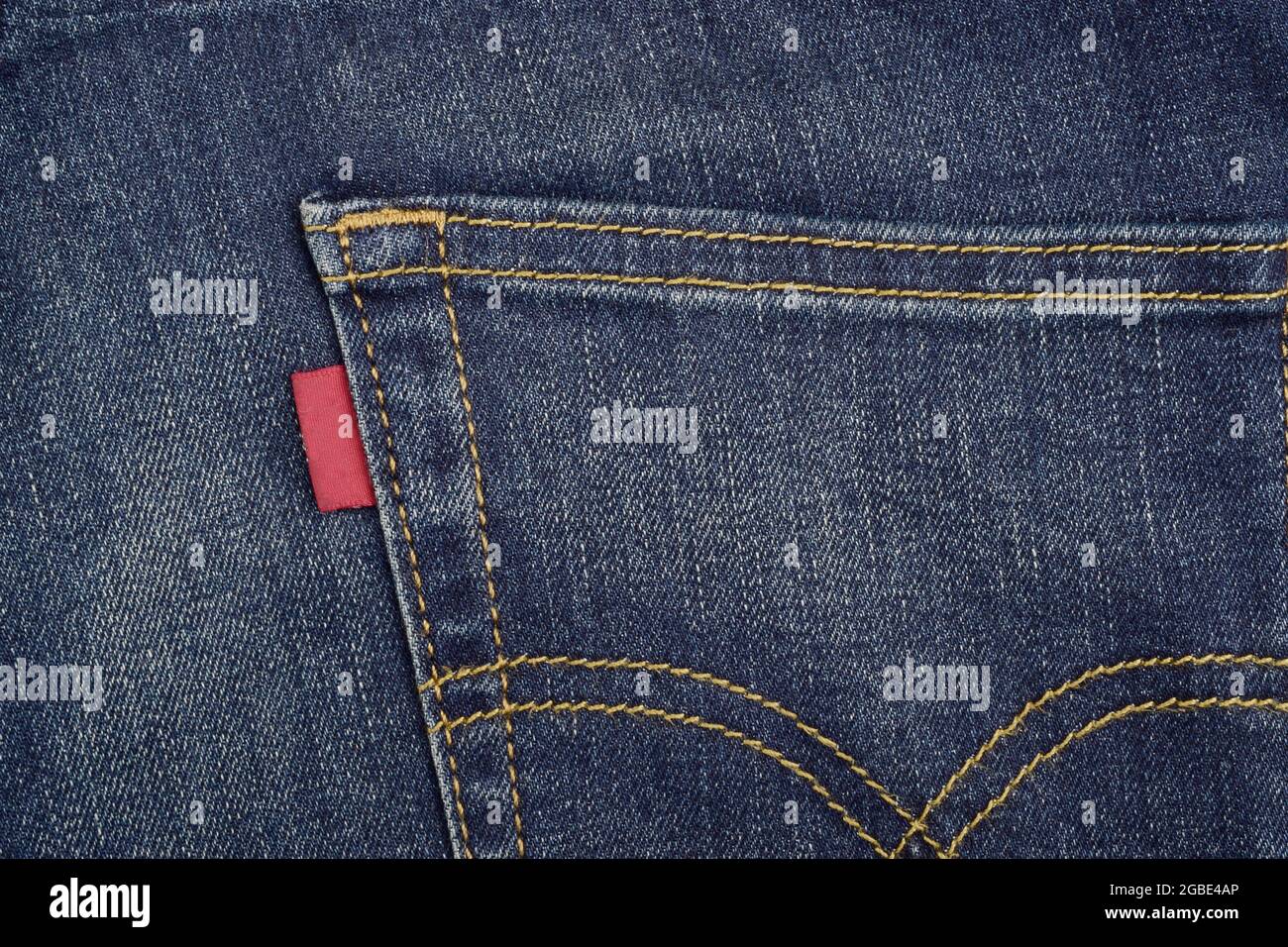 Etichetta rossa sui jeans denim Foto Stock