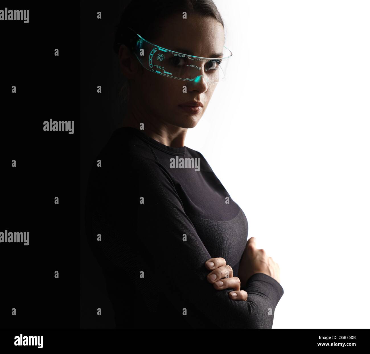 Giovane donna brunetta che indossa occhiali digitali futuristici - contenuti scientifici Foto Stock