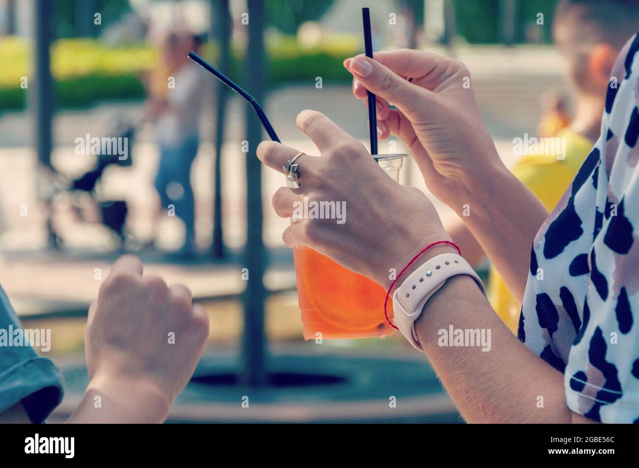 Amici in vacanza estiva bere cocktail. Due donne trascorrono del tempo libero al bar locale. Foto Stock