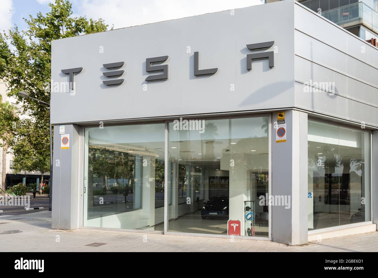 Valencia, Spagna - 24 luglio 2021: Negozio Tesla. Tesla è un'azienda americana specializzata in automobili elettriche, stoccaggio di energia e produzione di pannelli solari Foto Stock
