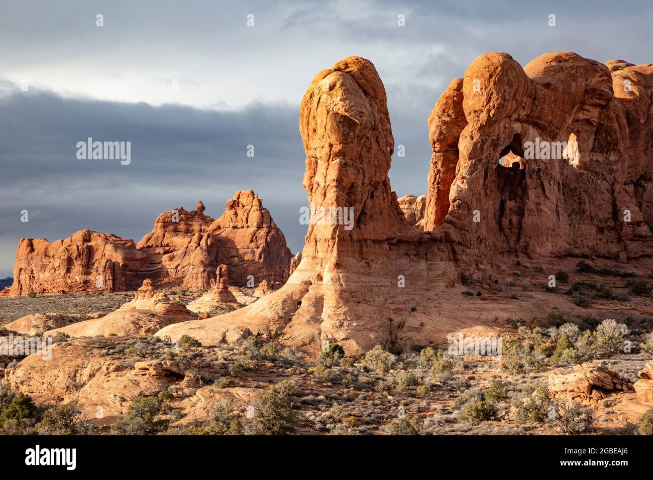 Formazioni rocciose di arenaria (vicino al Double Arch), e formazioni rocciose del Garden of Eden sullo sfondo, la Sezione di Windows, Arches National Park, Moab, Utah Foto Stock