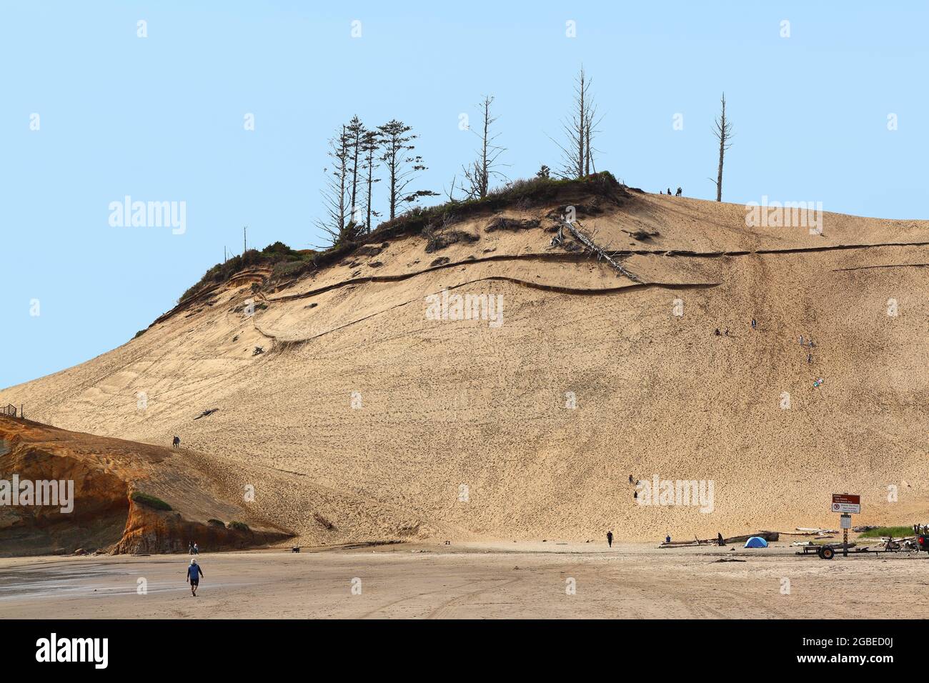 Lungo la costa dell'Oregon: Le dune di sabbia nell'area naturale dello stato di Cape Kiwanda, una delle tre fermate lungo il percorso panoramico dei tre capes. Foto Stock