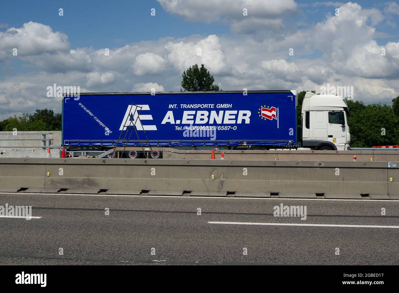 Dorney, Buckinghamshire, Regno Unito. 3 agosto 2021. Alcune aziende segnalano una carenza di conducenti HGV. Sono stati segnalati diversi motivi per questo, tra cui il numero di dipendenti e appaltatori che si stanno autoisolando a causa dell'app NHS Track and Trace Covid-19. Alcuni piloti provenienti dall’UE hanno anche lasciato il Regno Unito dopo la Brexit, mentre è anche il periodo di picco delle vacanze. Credito: Maureen McLean/Alamy Foto Stock