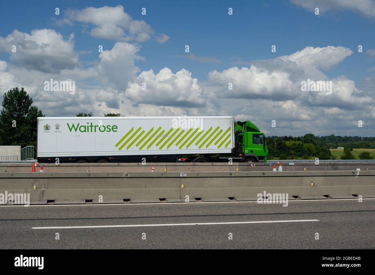 Dorney, Buckinghamshire, Regno Unito. 3 agosto 2021. Un Waitrose HGV sulla M4 oggi. Alcune aziende segnalano una carenza di conducenti HGV. Sono stati segnalati diversi motivi per questo, tra cui il numero di dipendenti e appaltatori che si stanno autoisolando a causa dell'app NHS Track and Trace Covid-19. Alcuni piloti provenienti dall’UE hanno anche lasciato il Regno Unito dopo la Brexit, mentre è anche il periodo di picco delle vacanze. Credito: Maureen McLean/Alamy Foto Stock