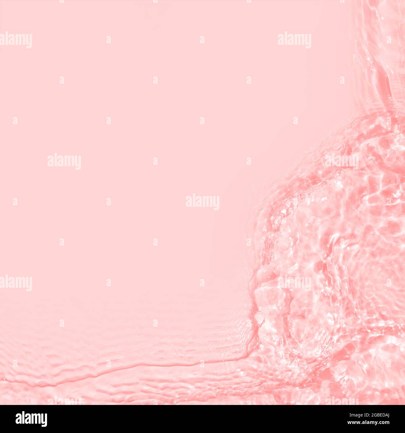 Primo piano della consistenza del siero. Fondo gel liquido rosa chiaro. Esempio di bellezza trasparente per la cura della pelle. Crema liquida cosmetica chiara sbavatura. Pelle trasparente Foto Stock