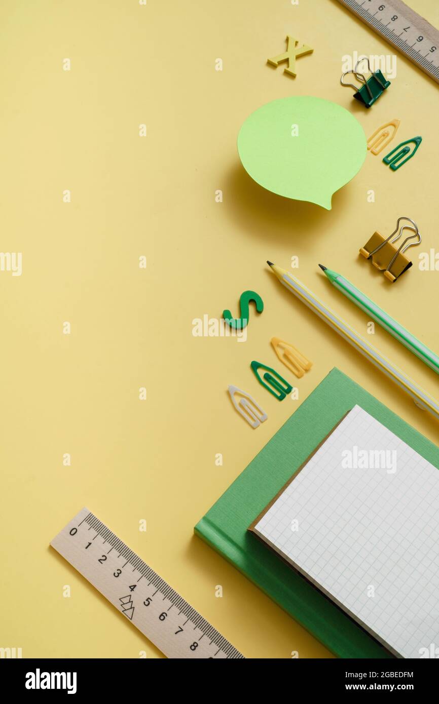 Trova l'idea piatta in un lavoro creativo e di design. Scrivania da ufficio o da scuola, vista dall'alto con spazio per la copia. Apprendimento, concetto di istruzione con vuoto Foto Stock