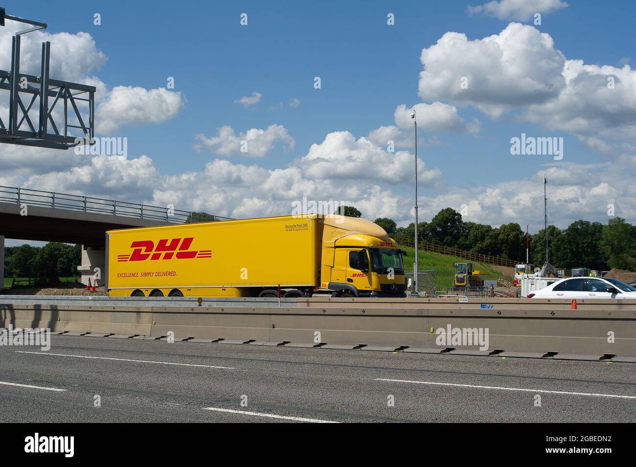 Dorney, Buckinghamshire, Regno Unito. 3 agosto 2021. Un veicolo DHL sulla M4 oggi. Alcune aziende segnalano una carenza di conducenti HGV. Sono stati segnalati diversi motivi per questo, tra cui il numero di dipendenti e appaltatori che si stanno autoisolando a causa dell'app NHS Track and Trace Covid-19. Alcuni piloti provenienti dall’UE hanno anche lasciato il Regno Unito dopo la Brexit, mentre è anche il periodo di picco delle vacanze. Credito: Maureen McLean/Alamy Foto Stock