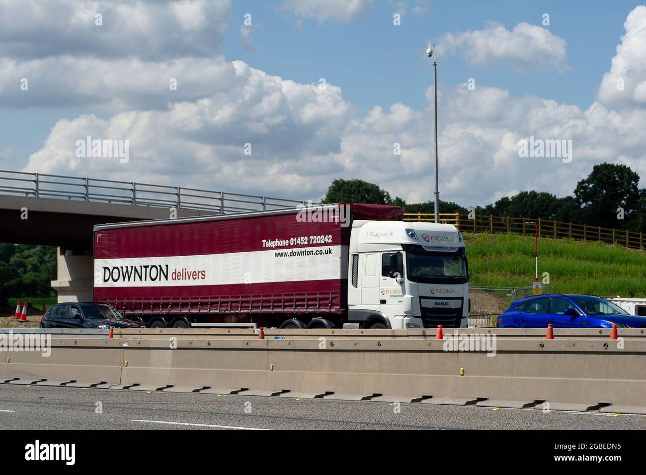 Dorney, Buckinghamshire, Regno Unito. 3 agosto 2021. Un camion di consegna Downton sulla M4 oggi. Alcune aziende segnalano una carenza di conducenti HGV. Sono stati segnalati diversi motivi per questo, tra cui il numero di dipendenti e appaltatori che si stanno autoisolando a causa dell'app NHS Track and Trace Covid-19. Alcuni piloti provenienti dall’UE hanno anche lasciato il Regno Unito dopo la Brexit, mentre è anche il periodo di picco delle vacanze. Credito: Maureen McLean/Alamy Foto Stock