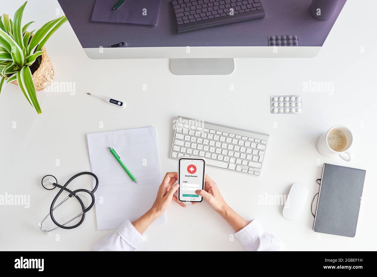 Vista dall'alto di una scrivania di una dottoressa Foto Stock