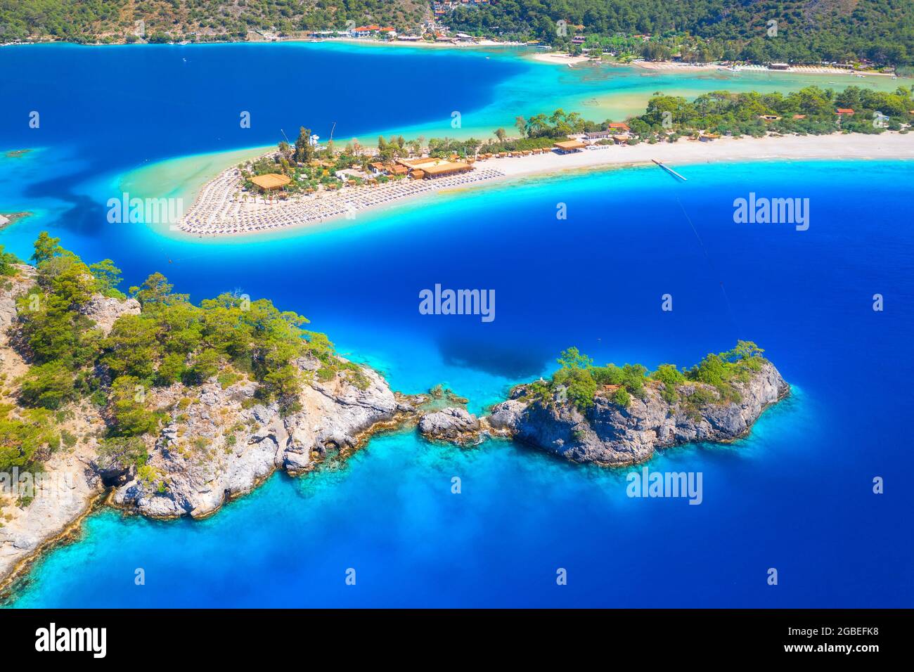 Vista aerea della baia del mare, roccia, spiaggia sabbiosa, alberi, montagna Foto Stock