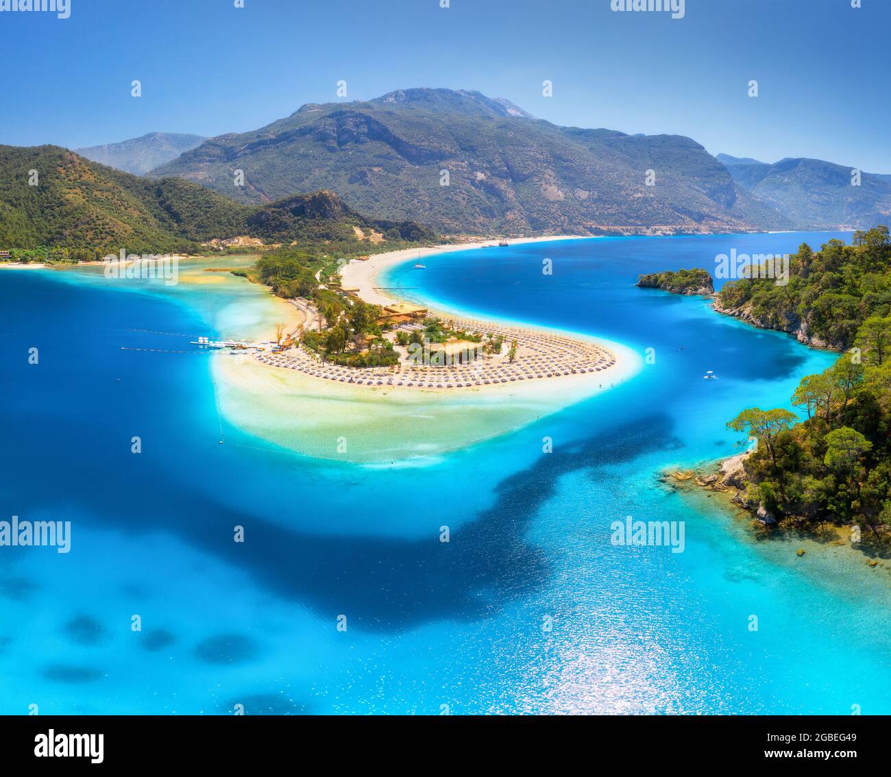 Vista aerea della baia del mare, spiaggia sabbiosa, alberi verdi, montagna Foto Stock