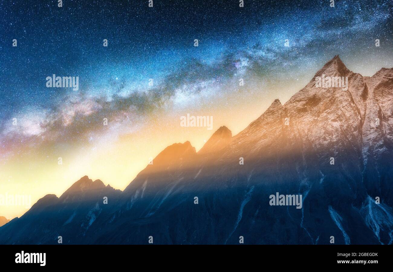 Milky Way e montagne innevate durante la notte stellata. Orizzontale Foto Stock