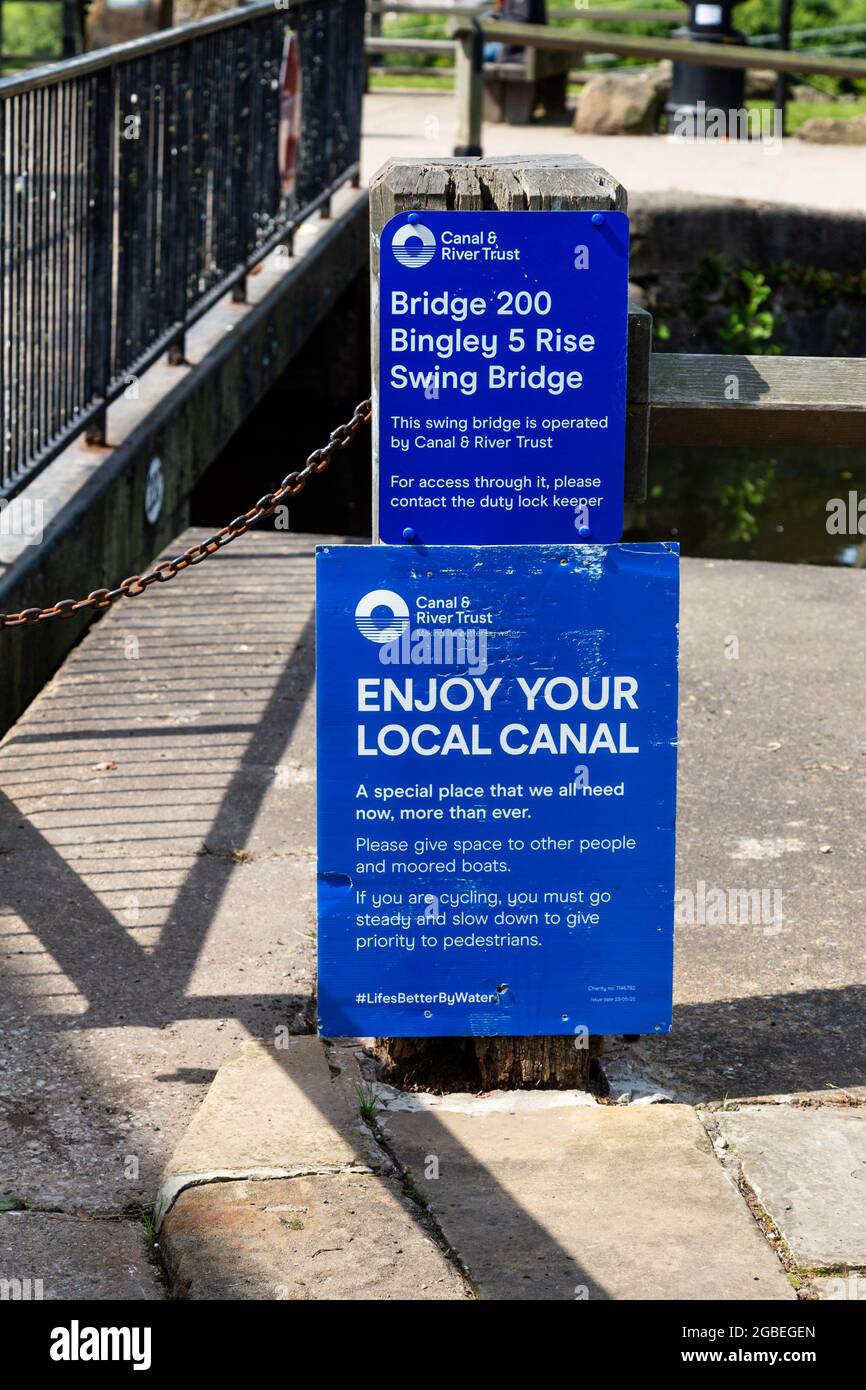 Gli avvisi di Canal and Riverside Trust si trovano in cima a Five Rise Locks a Bingley, West Yorkshire. Le serrature si trovano sul canale Leeds Liverpool. Foto Stock
