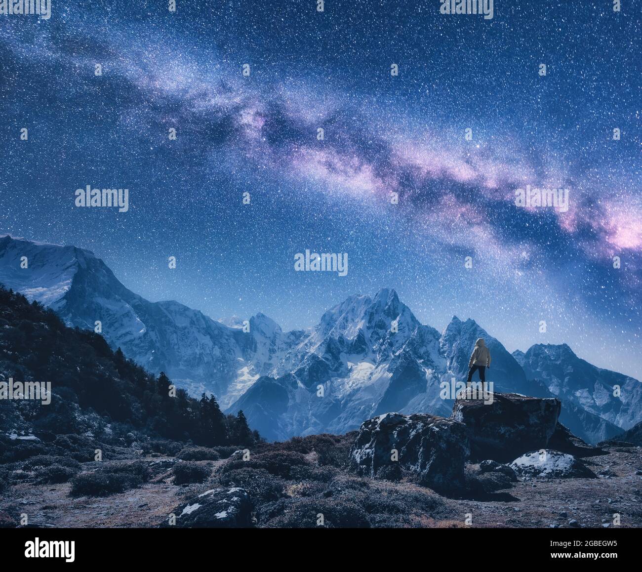 Silhouette di un uomo in piedi e Via Lattea di notte in Nepal Foto Stock