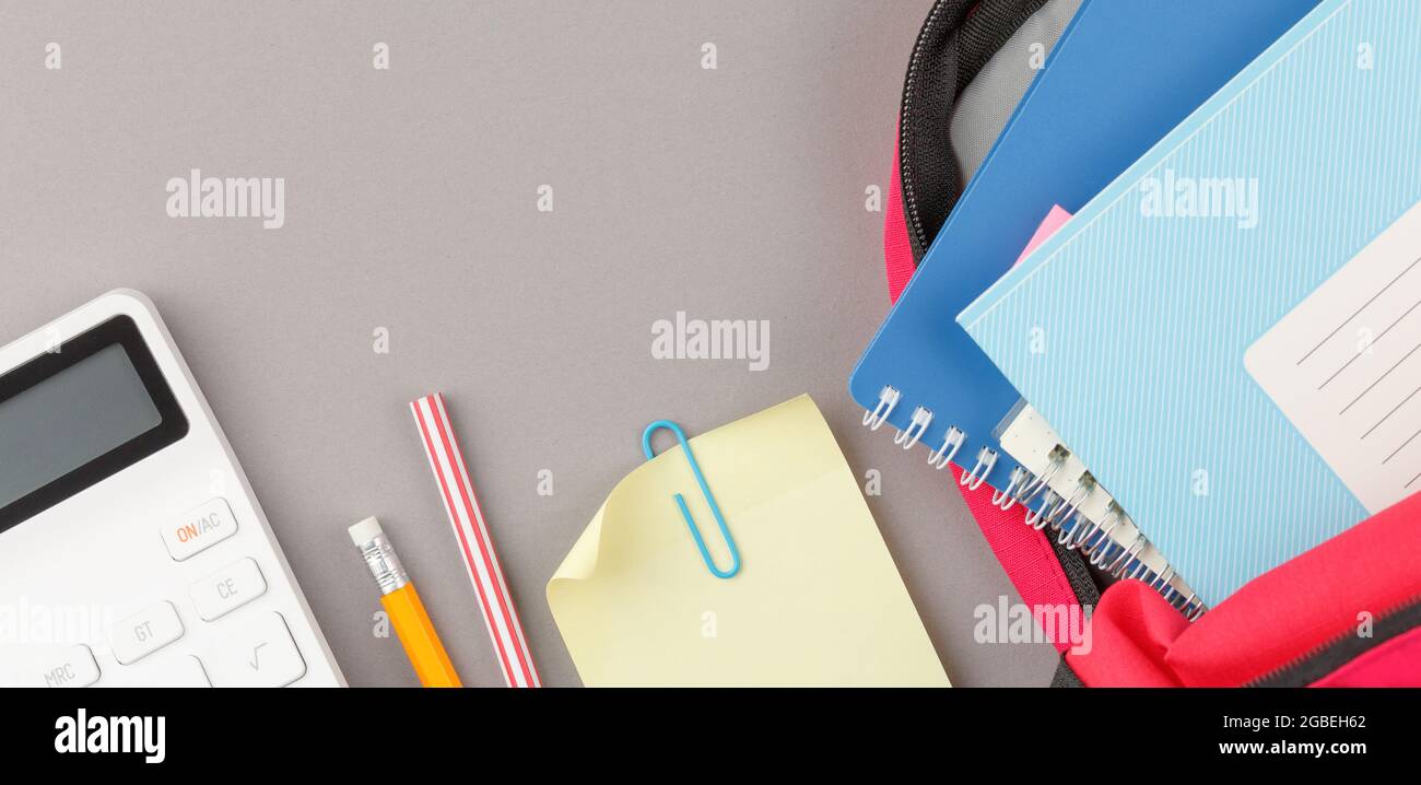 Zaino con blocco note e materiali per lo studio. Foto Stock