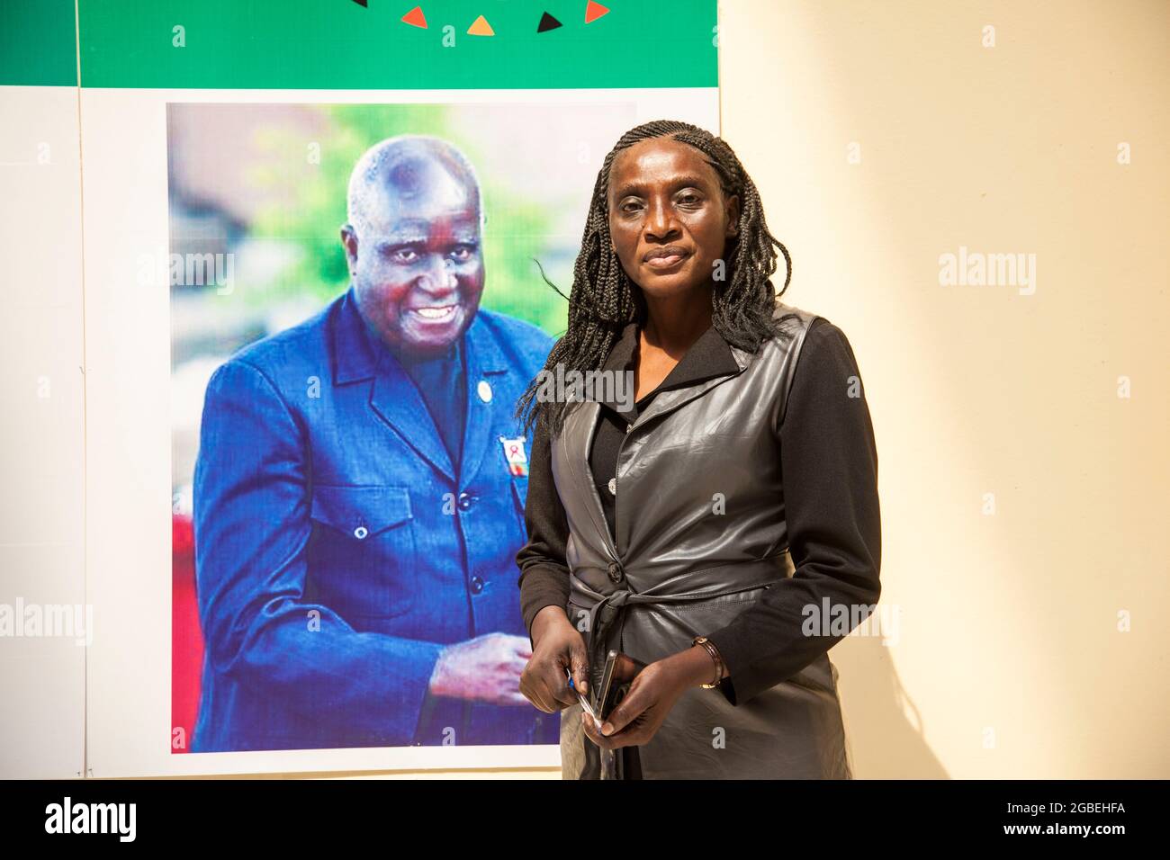 Lusaka, Zambia. 3 agosto 2021. Esther Kambalanyana-banda, Assistente di Etnografia, si pone per una foto durante una mostra sull'eredità di Kaunda a Lusaka, Zambia, il 3 agosto 2021. Una mostra che ha messo in mostra l'eredità del defunto presidente dello Zambia Kenneth Kaunda ha ricevuto una risposta schiacciante, ha detto gli organizzatori martedì. Credit: Martin Mbangweta/Xinhua/Alamy Live News Foto Stock