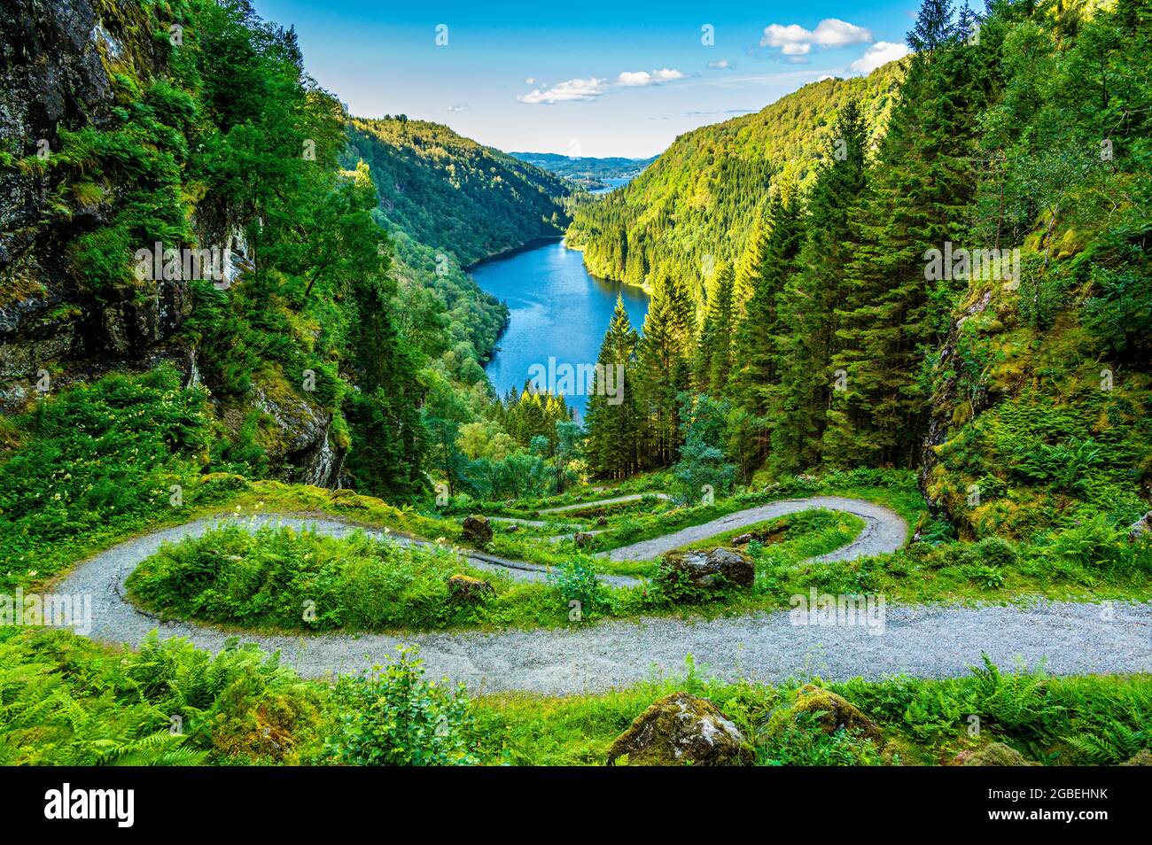 Il percorso storico chiamato Kossdalsvegen sull'isola di Osterøy vicino a Bergen, Norvegia. Foto Stock