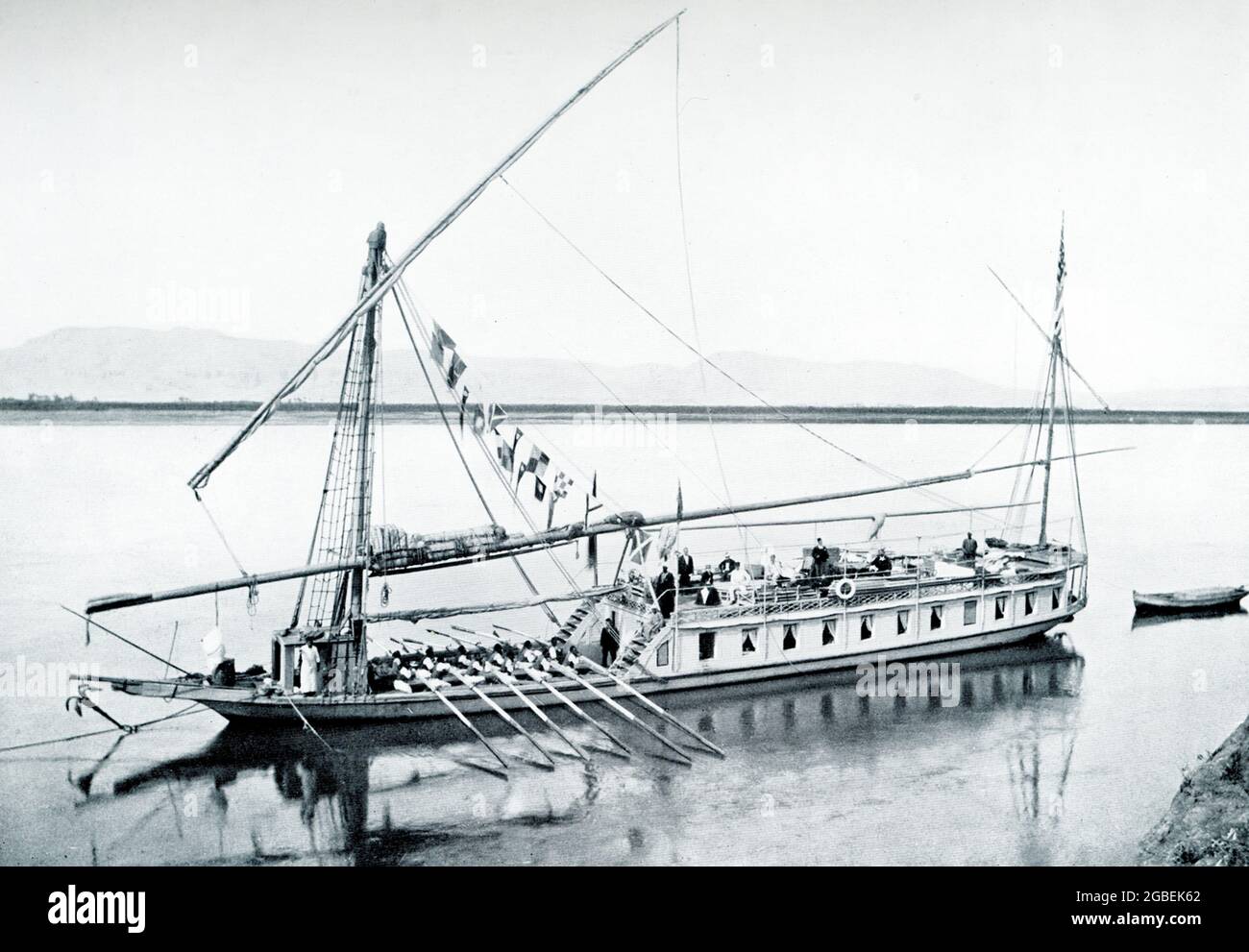 La didascalia di questa immagine del 1903 recita: "Dahabieh che scende dal Nilo". È apparso nel libro Storia dell'Egitto dall'egittologo francese Gaston Maspero. Un dahabieh è un lungo light-draft houseboat utilizzato sul Nilo che è lateen-rigged ed è spesso spinto interamente o parzialmente da motori. Foto Stock