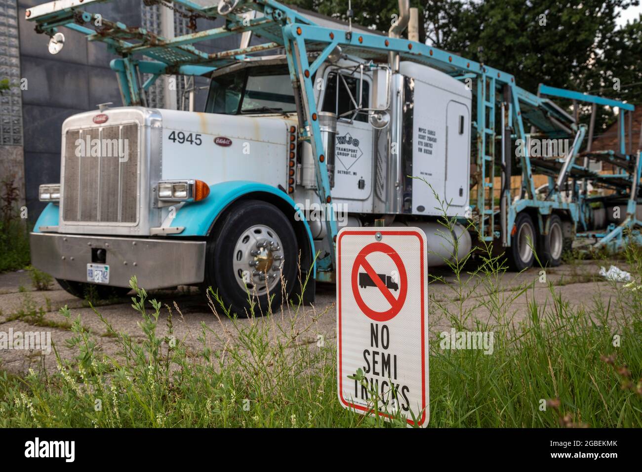 Detroit, Michigan - UN autotrasportatore semi camion parcheggiato accanto a un cartello di non parcheggio. Foto Stock