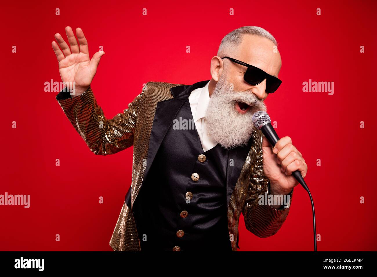 Foto di barba canora mago anziano che canta in mic indossare giacca oro  occhiali isolati su sfondo rosso Foto stock - Alamy