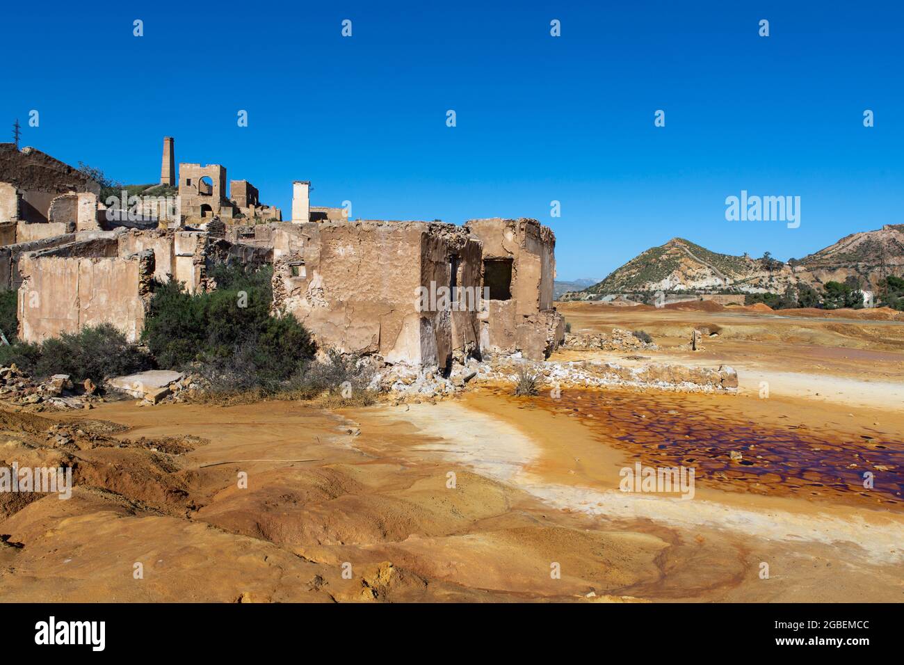 la miniera abbandonata e i suoi edifici distrutti dal passare del tempo e del vandalismo. Foto Stock