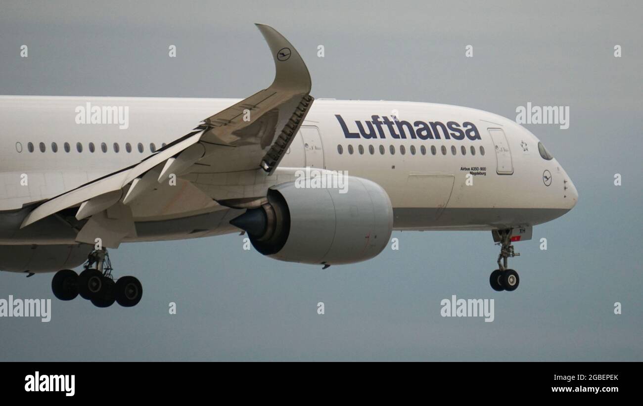 CHICAGO, STATI UNITI - 17 luglio 2021: Un aereo Lufthansa Airlines si prepara per l'atterraggio all'aeroporto internazionale o'Hare di Chicago Foto Stock
