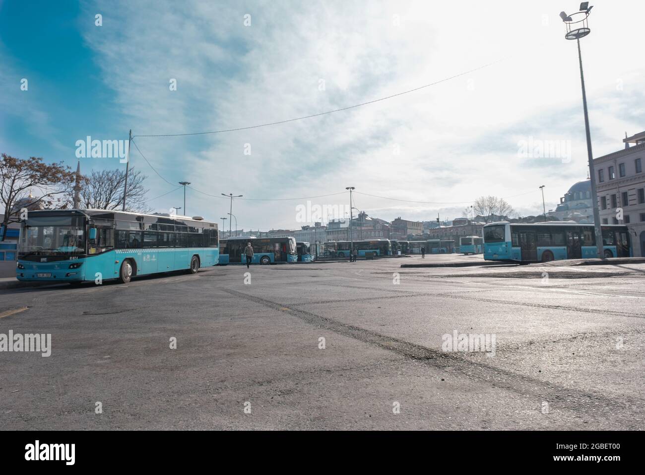 Eminonu, Istanbul, Turchia - 02.18.2021: Ampia vista del deposito degli autobus di Istanbul e degli autobus blu parcheggiati intorno sotto il cielo blu con spazio copia Foto Stock