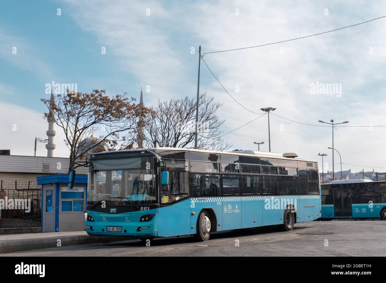 Eminonu, Istanbul, Turchia - 02.18.2021: Un autobus blu parcheggiato nel deposito degli autobus nella zona costiera di Eminonu con spazio copia Foto Stock