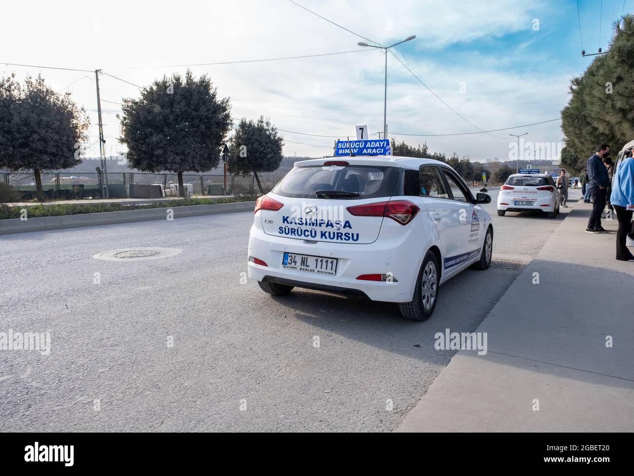 Kemerburgaz, Istanbul, Turchia - 02.18.2021: Veicoli di prova alla guida in attesa di allievi piloti in giornata di prova in inverno con spazio per le copie. Traduzione Foto Stock